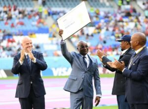 Article : Roger Milla honoré par la FIFA au Qatar.